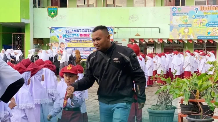 Hari Pertama Sekolah, Gerakan Ayah Mengantar Anak Warnai Suasana di Padang Panjang