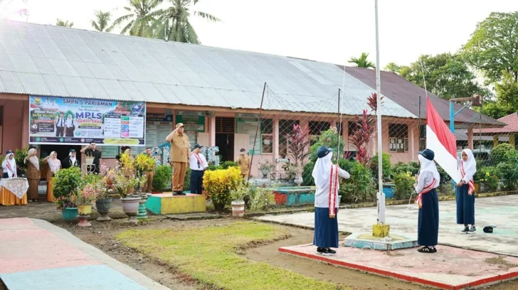Wako Pariaman Yota Balad Pimpin Upacara Bendera di SMPN 5 Pariaman