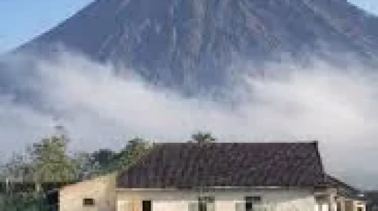Alasan Masih Banyak Warga Bertahan di Lereng Gunung Api