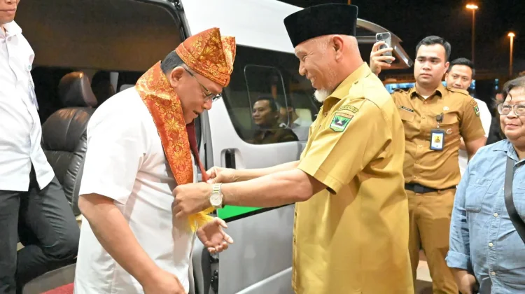 Gubernur Mahyeldi Sambut Kedatangan Menteri LH di Bandara Minangkabau