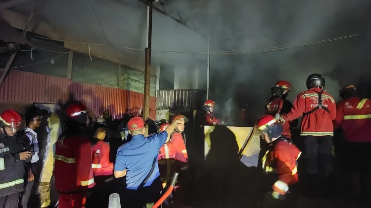 Gudang Kopra Padang Selatan Kota Padang Terbakar
