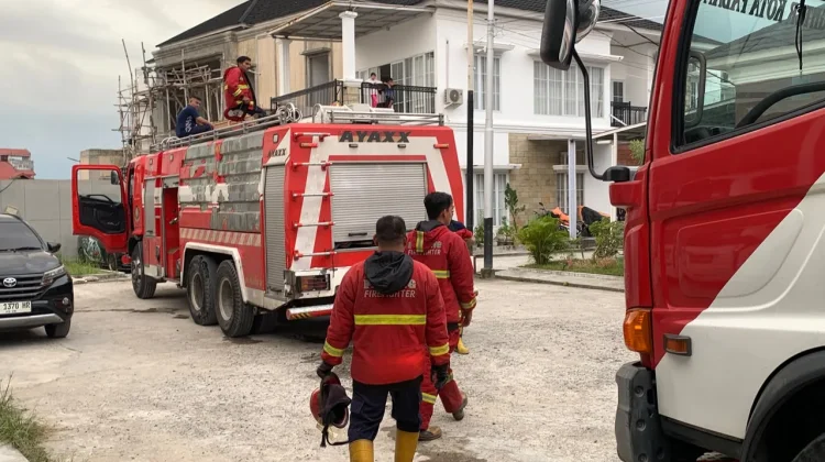 Api dari Lahan Nyaris Hanguskan Rumah di Gunung Pangilun Padang