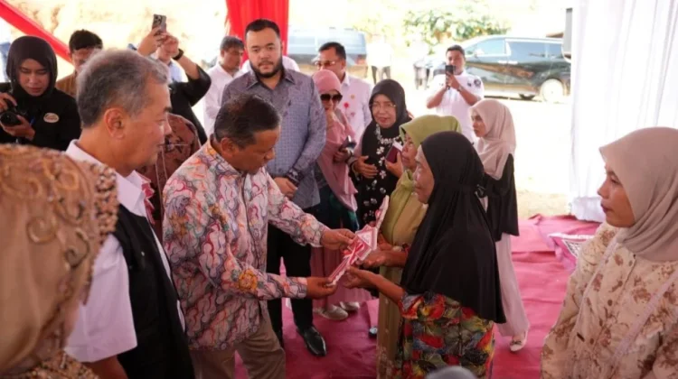 Sebanyak 38 Hunsela Unand Diserahkan kepada Warga Terdampak di Padang