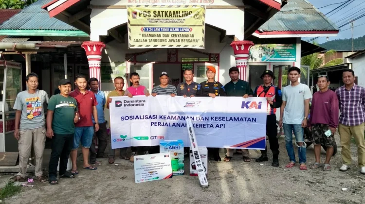 KAI Sumbar Edukasi Keselamatan Rel Sambil Salurkan Bantuan Sosial Masyarakat