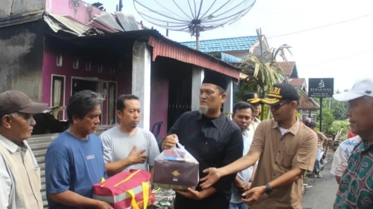Enam Keluarga Korban Kebakaran Ujung Gading Terima Bantuan Pemkab Pasbar