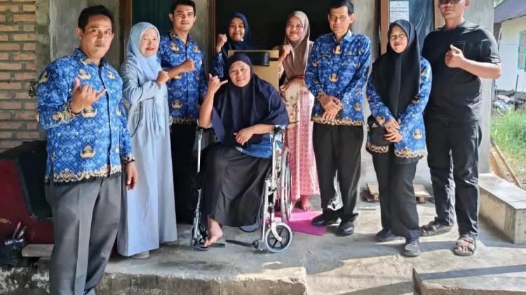 Dinas Sosial Padang Salurkan Kursi Roda bagi Warga Prasejahtera di Koto Pulai