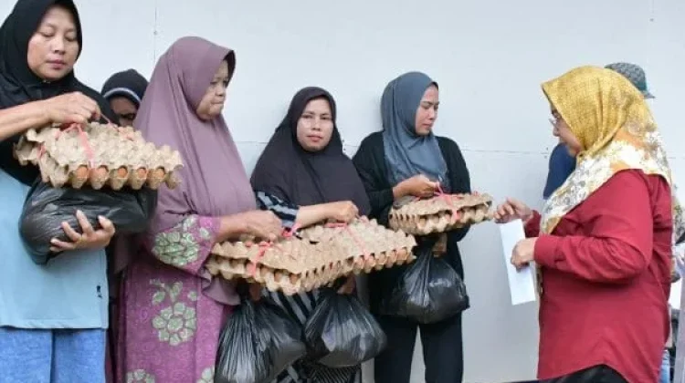 Ringankan Beban Warga, Ketua TP-PKK Agam Antar Bansos ke Huntara Tamtaman