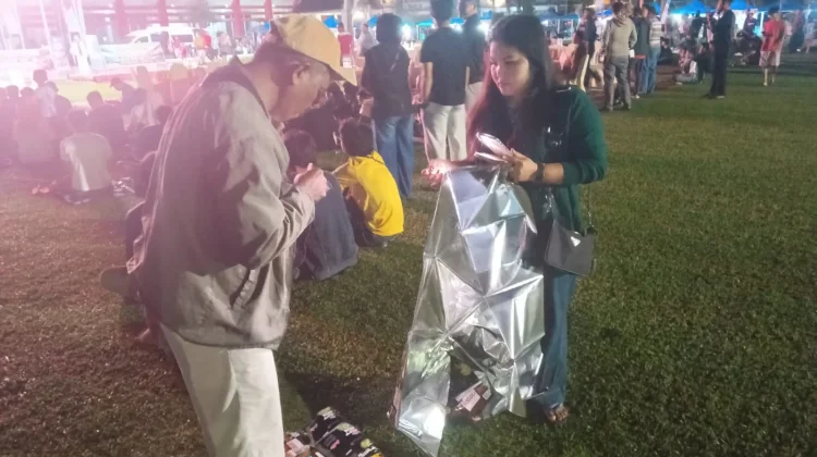 Nobar Final Piala Dunia 2026, Pedagang Tikar Plastik Raup Untung