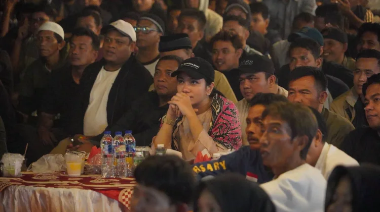 Bupati Annisa Nobar Final Piala Dunia Bersama Ratusan Warga Dharmasraya