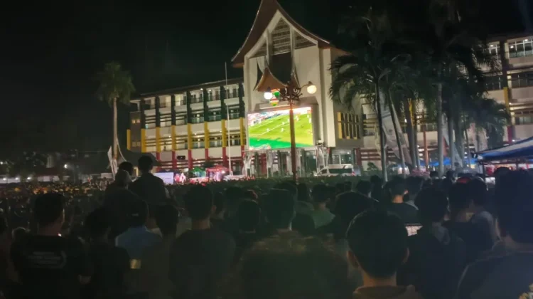 Ribuan Penonton Nobar Bawa Berkah bagi Pedagang Kaki Lima