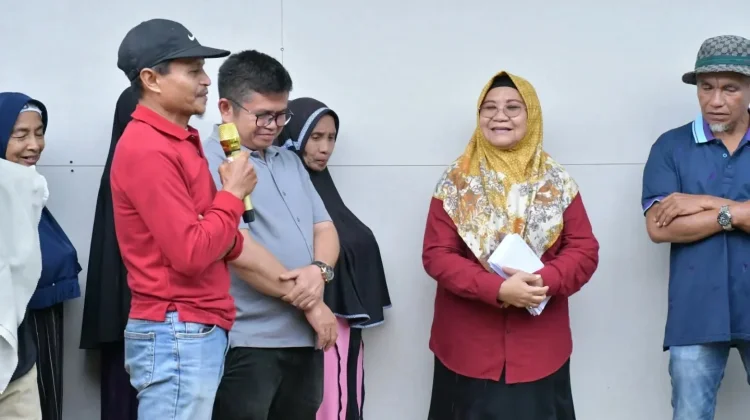 Ketua TP PKK Agam Salurkan Bantuan untuk Warga Huntara