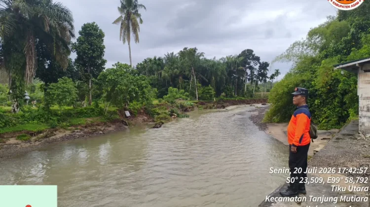 Tebing Sungai Batang Tiku Longsor, BPBD Agam Imbau Warga Tingkatkan Kewaspadaan