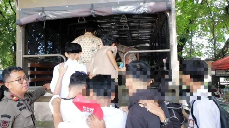 Satpol PP Padang Amankan 10 Pelajar Bolos di Jalan Taman Siswa