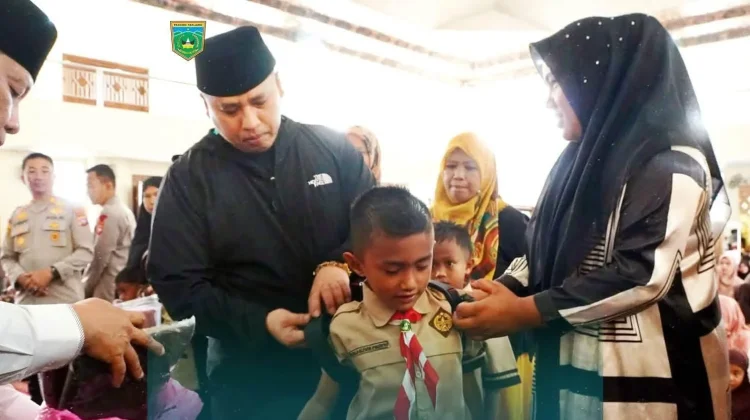 Wali Kota Padang Panjang Serahkan 597 Seragam Sekolah Gratis