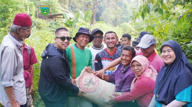 Pemko Padang Panjang Bantu Material Semen untuk Pokdarwis Aro Sepakat