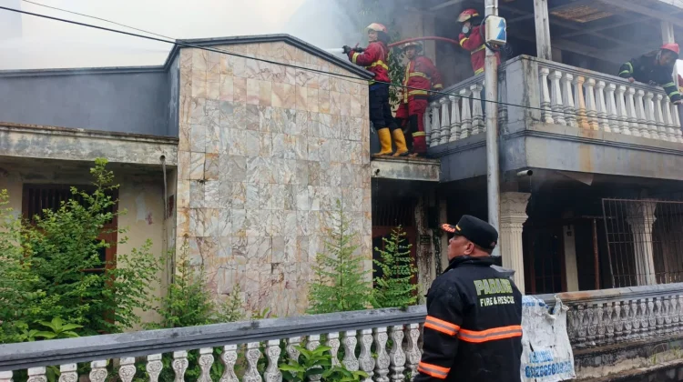 Damkar Padang Kerahkan 75 Personel Jinakkan Kebakaran di Wisma Indah III