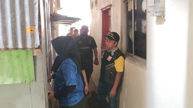 Satpol PP Padang Periksa Empat Pasangan saat Razia Rumah Kos