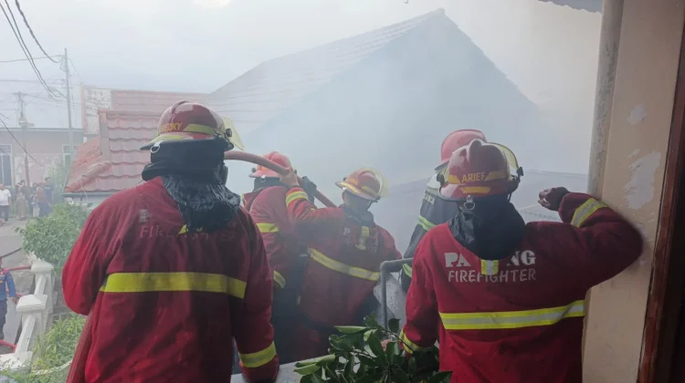 Rumah ASN di Parupuk Tabing Padang, Terbakar
