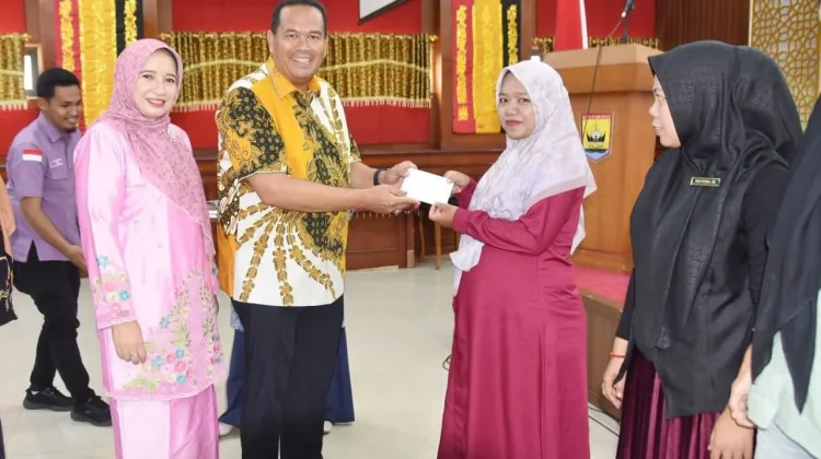 Wali Kota Pariaman Serahkan Honorarium Kader KB dan Biaya Transportasi TPK 2026