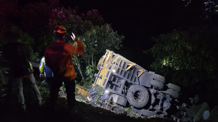 Truk Masuk Jurang, Sopir Selamat di Sitinjau Lauik Padang
