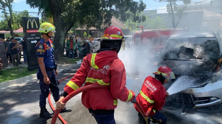 Mobil Terbakar di Jalan Ahmad Yani Padang