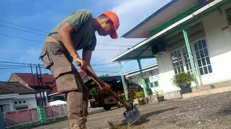 Jumat Berseri Satpol PP Padang Wujudkan Rumah Ibadah Bersih