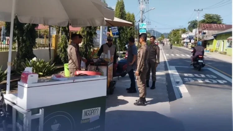 PKL dan Reklame Liar di Bungus, Ditertibkan Satpol PP Kota Padang