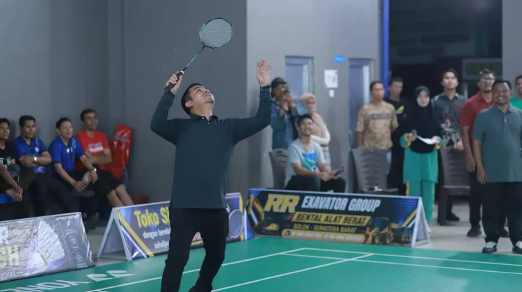 Wali Kota Solok Buka Turnamen Bulutangkis Bumi Bos Cup I