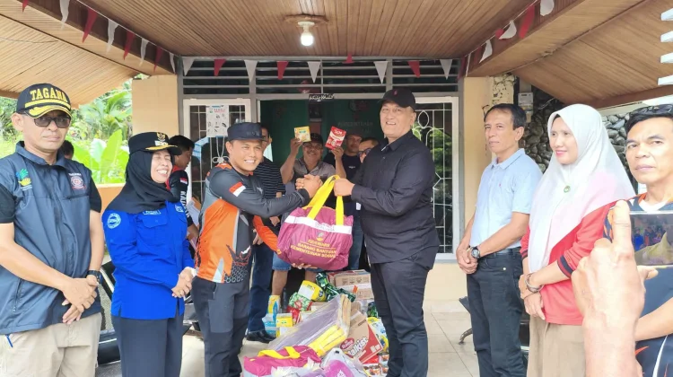 Pemkab Pasaman Barat Kerahkan Damkar Bersihkan Lumpur Pascabanjir Kajai
