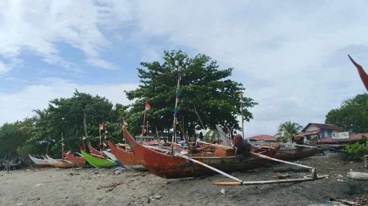 Gelombang Tinggi Ancam Perairan Sumbar, Nelayan Diminta Waspada