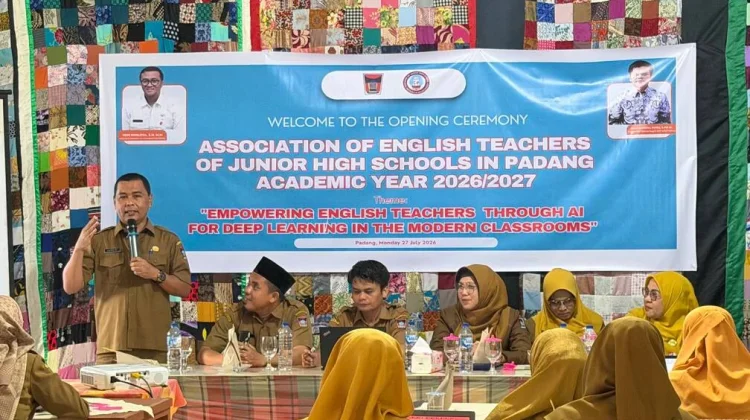 Guru Bahasa Inggris SMP Padang Didorong Adaptif dengan Teknologi AI