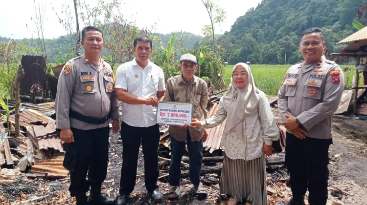 Polsek IV Jurai Gandeng BAZNAS Salurkan Rp7 Juta untuk Korban Kebakaran