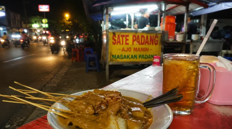 Sensasi Menikmati Sate Padang di Pinggir Jalan
