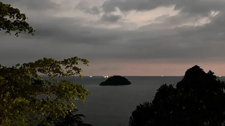 Manfaat Kesehatan Mental Menikmati Senja di Pantai