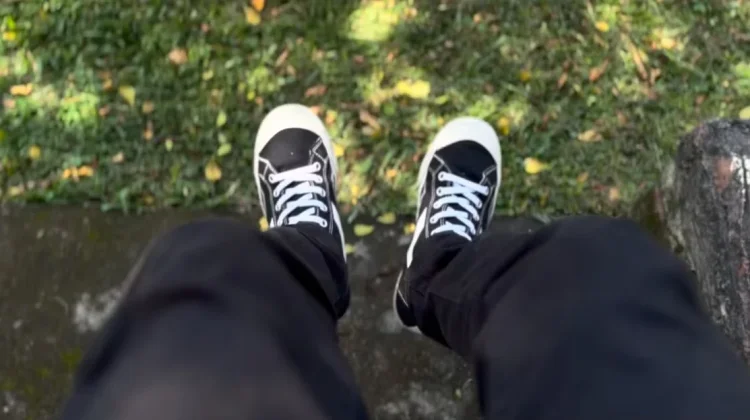 Tren Sepatu Kanvas Hitam Modern yang Nyaman