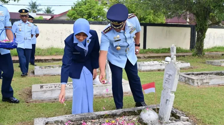 Lanud Sutan Sjahrir Ziarah ke TMP Peringati Hari Bakti TNI AU