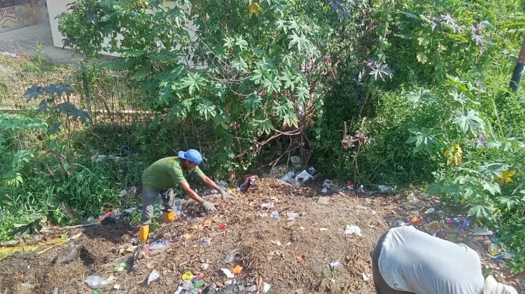 Aduan Warga, PerkimLH Kota Solok Bersihkan Sampah di Jalan Tunas Bangsa