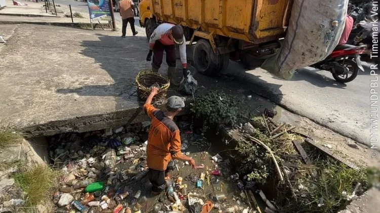 PerkimLH Kota Solok Bersihkan Sampah Penyumbat Saluran Irigasi