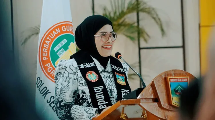 Erniati Khairunas Resmi Dikukuhkan Sebagai Bunda Guru Solok Selatan