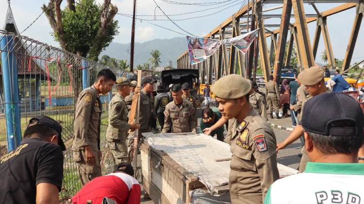 Satpol PP Padang Tertibkan PKL dan Temukan Bangunan di Atas Drainase