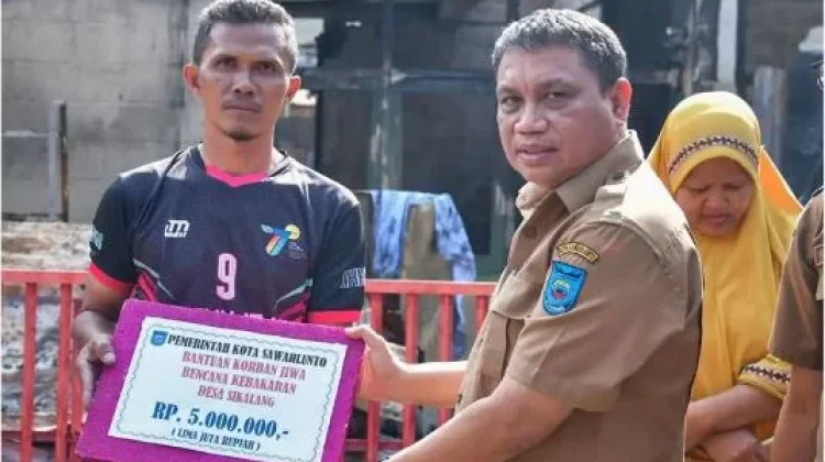 Sekda Sawahlunto Serahkan Bantuan Korban Kebakaran Desa Sikalang Talawi