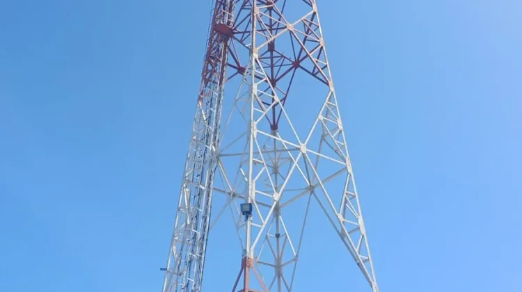 Mengapa Menara Pemancar Radio Berwarna Merah dan Putih?