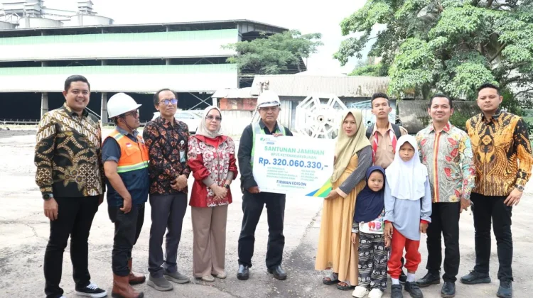 BPJS Ketenagakerjaan Padang Serahkan Santunan JKK kepada Ahli Waris