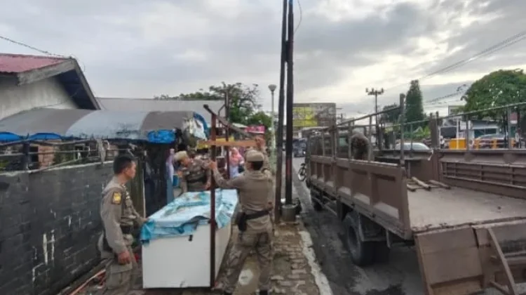 Gunakan Fasum, Lapak PKL di Padang Ditertibkan