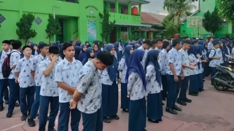 SMPN 11 Padang Salurkan Seragam Gratis untuk 123 Siswa