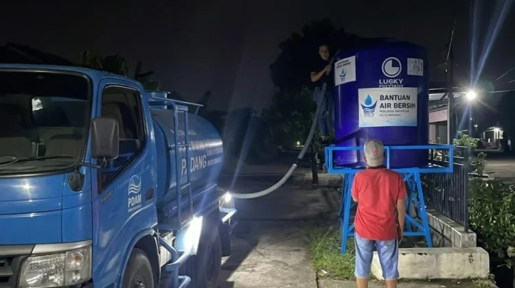 Suplai Air PDAM Terhenti, Air Tangki Jadi Andalan Warga Padang