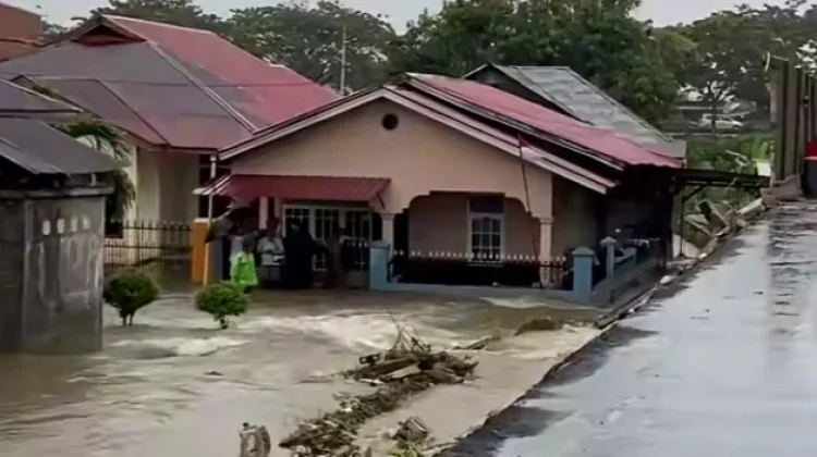 Pagar Belakang Basko City Mall Roboh saat Hujan Lebat