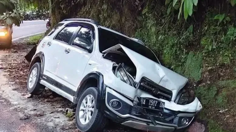 Rem Blong, Kecelakaan Beruntun Libatkan Lima Kendaraan di Pasaman