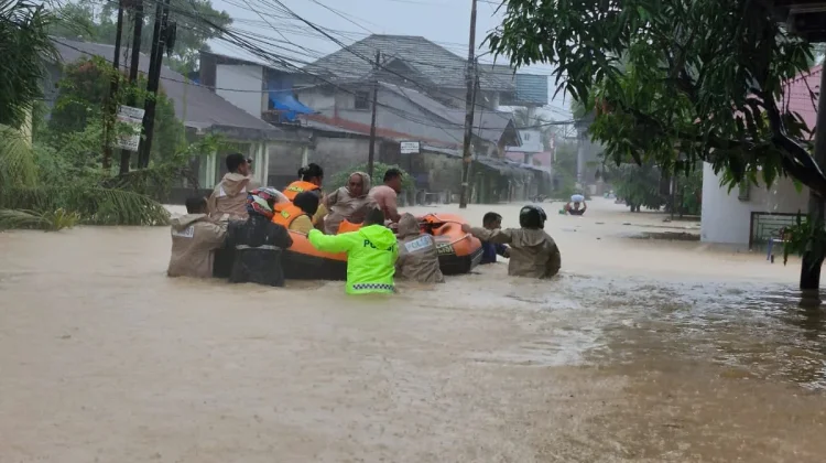 Banjir Padang Meluas, Polresta Bergerak Evakuasi Warga Terdampak