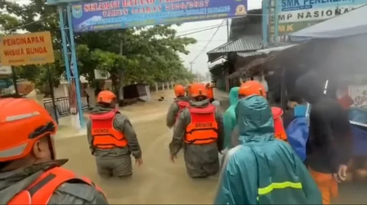 Brimob Sumbar Bergerak Selamatkan Korban Banjir Padang
